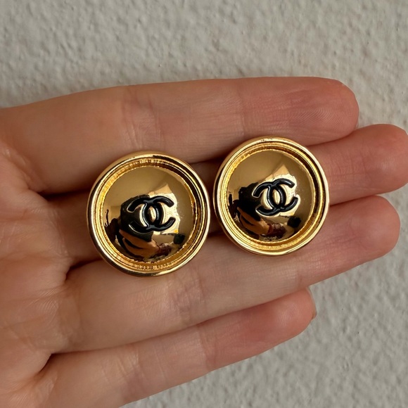 🖤Vintage Chanel Gold CC Logo Earrings✨ - Picture 7 of 10